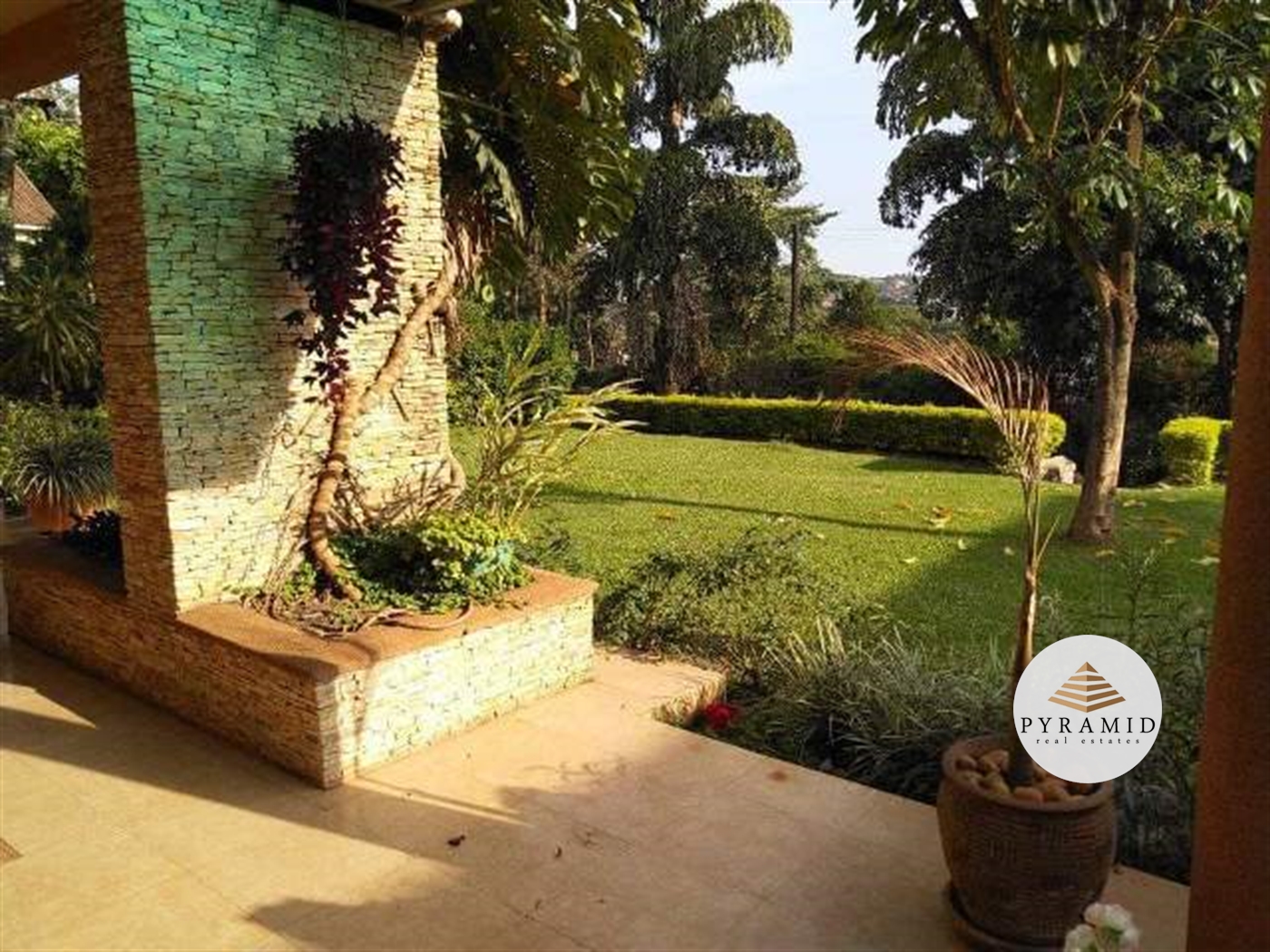 Storeyed house for rent in Bugoloobi Kampala