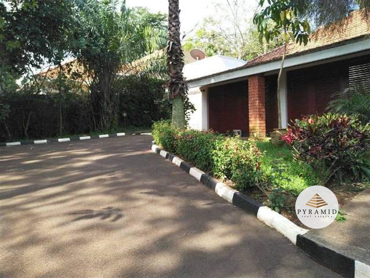 Bungalow for rent in Bugoloobi Kampala