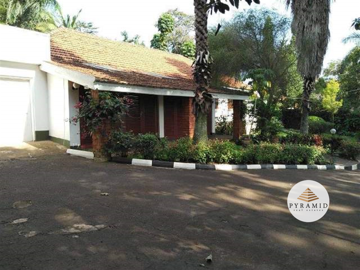 Bungalow for rent in Bugoloobi Kampala