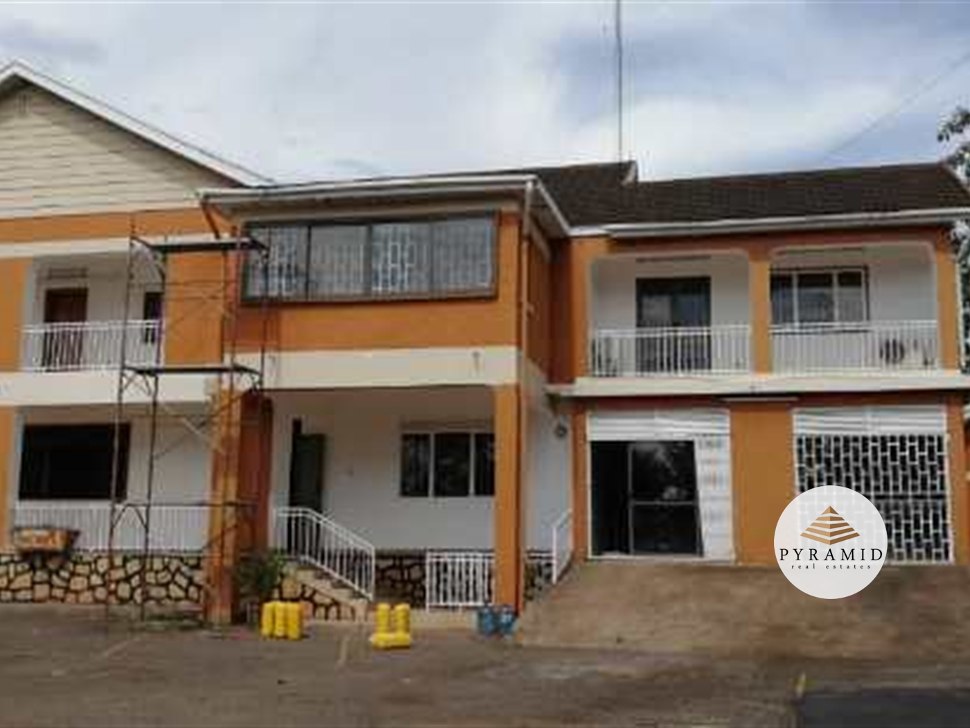 Storeyed house for rent in Bugoloobi Kampala