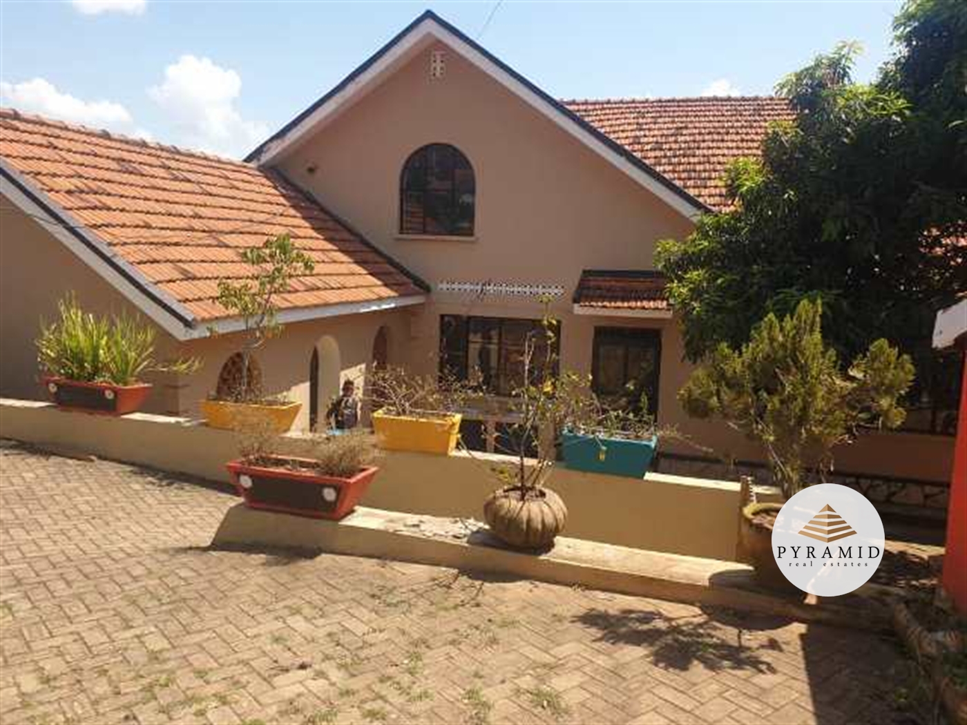 Bungalow for rent in Bugoloobi Kampala