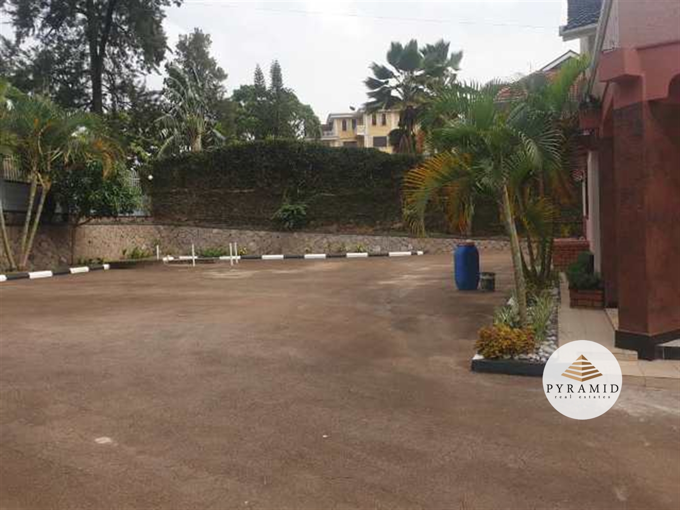 Bungalow for rent in Bugoloobi Kampala