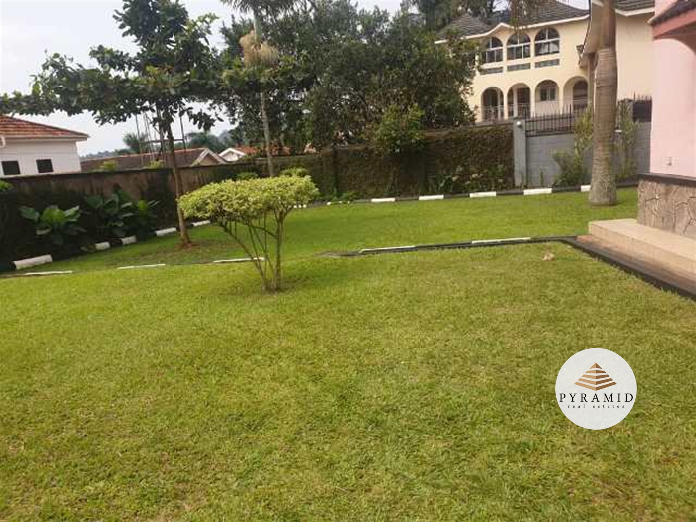 Bungalow for rent in Bugoloobi Kampala