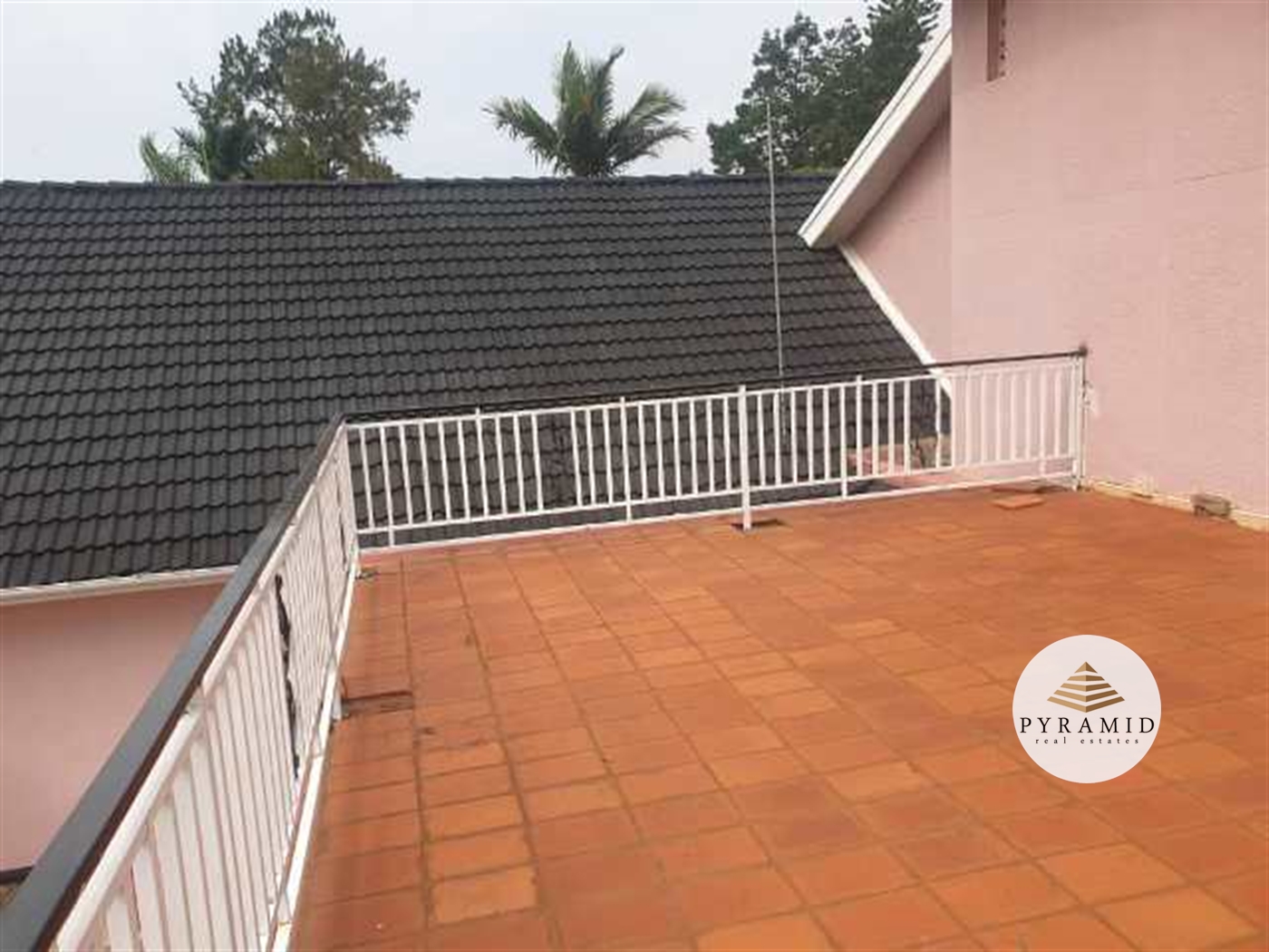 Bungalow for rent in Bugoloobi Kampala