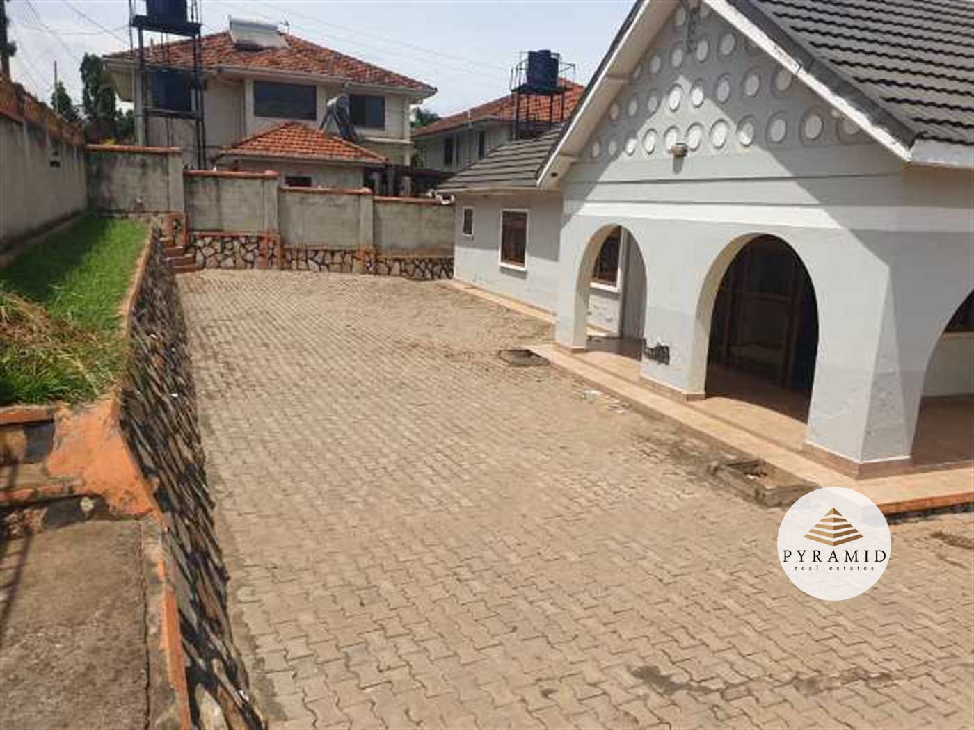 Bungalow for rent in Bugoloobi Kampala