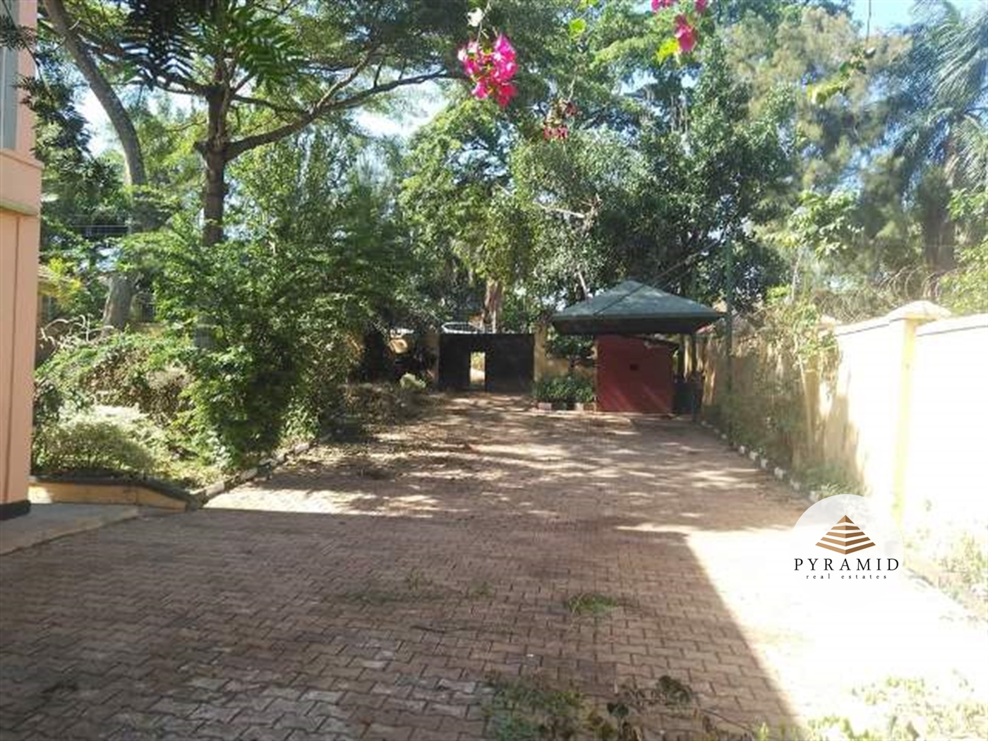 Storeyed house for rent in Bugoloobi Kampala