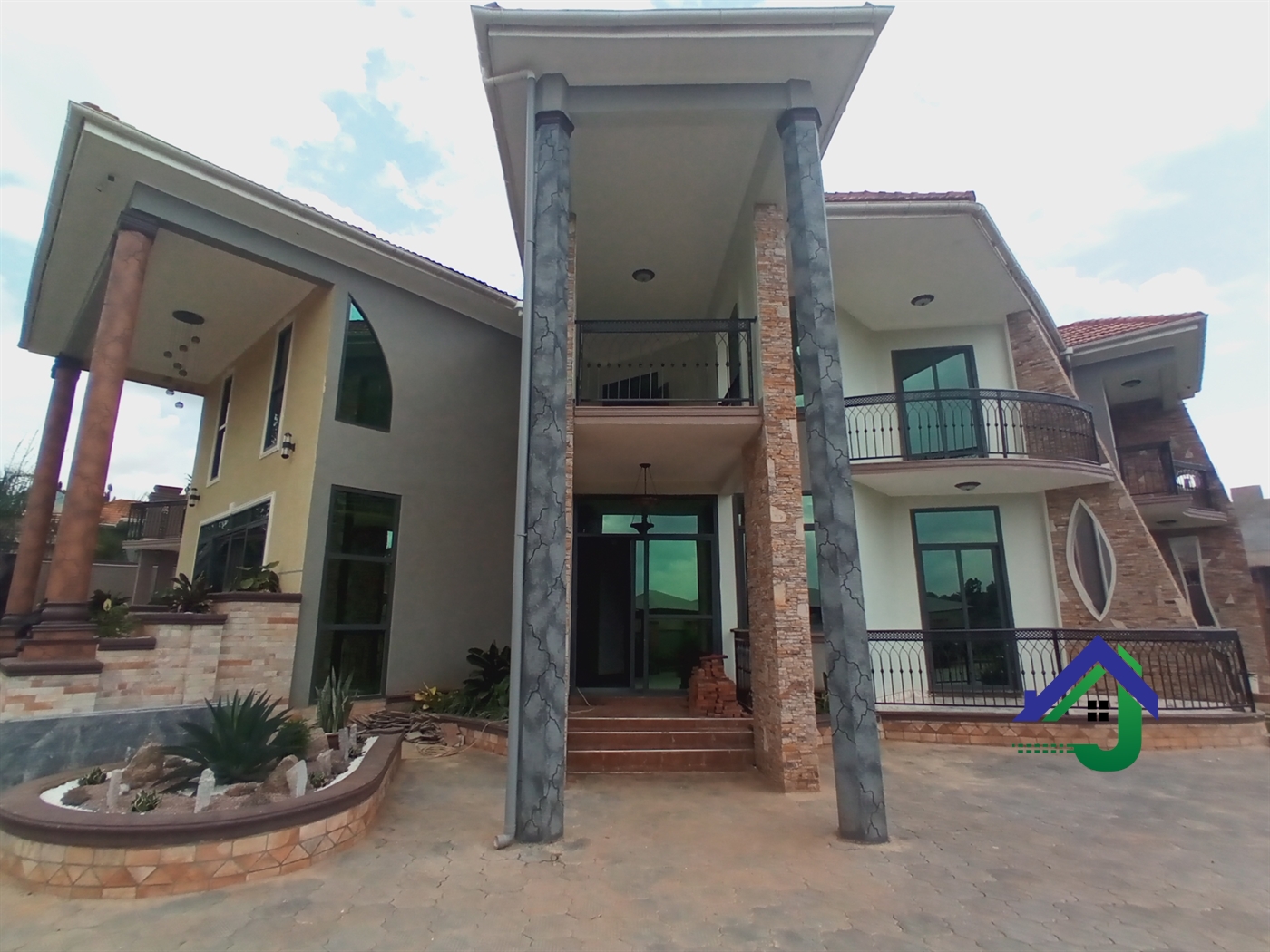 Mansion for sale in Kira Wakiso