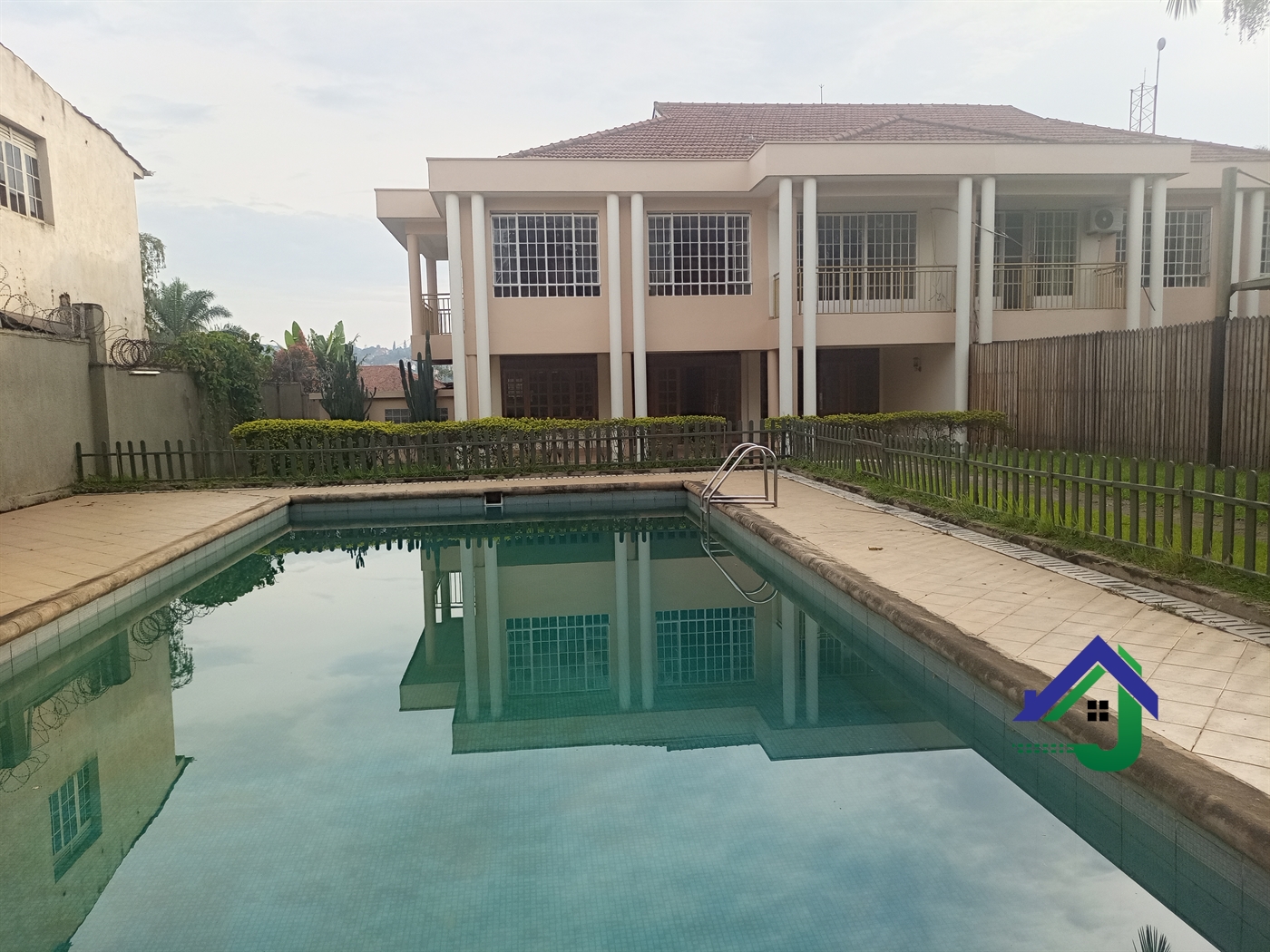 Duplex for rent in Bugoloobi Kampala