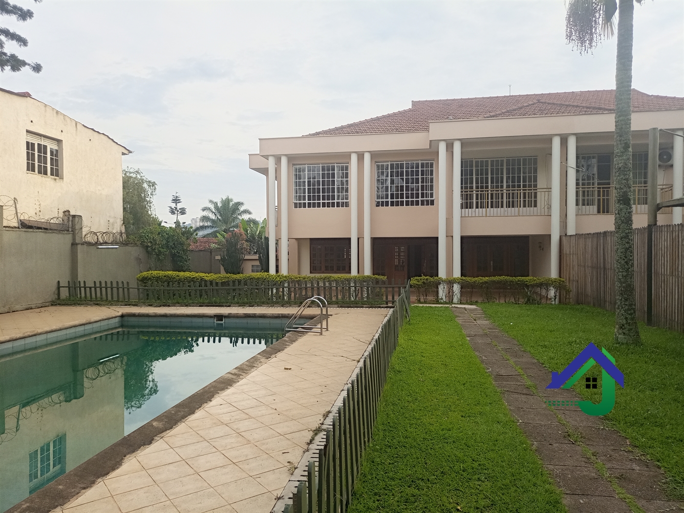 Duplex for rent in Bugoloobi Kampala