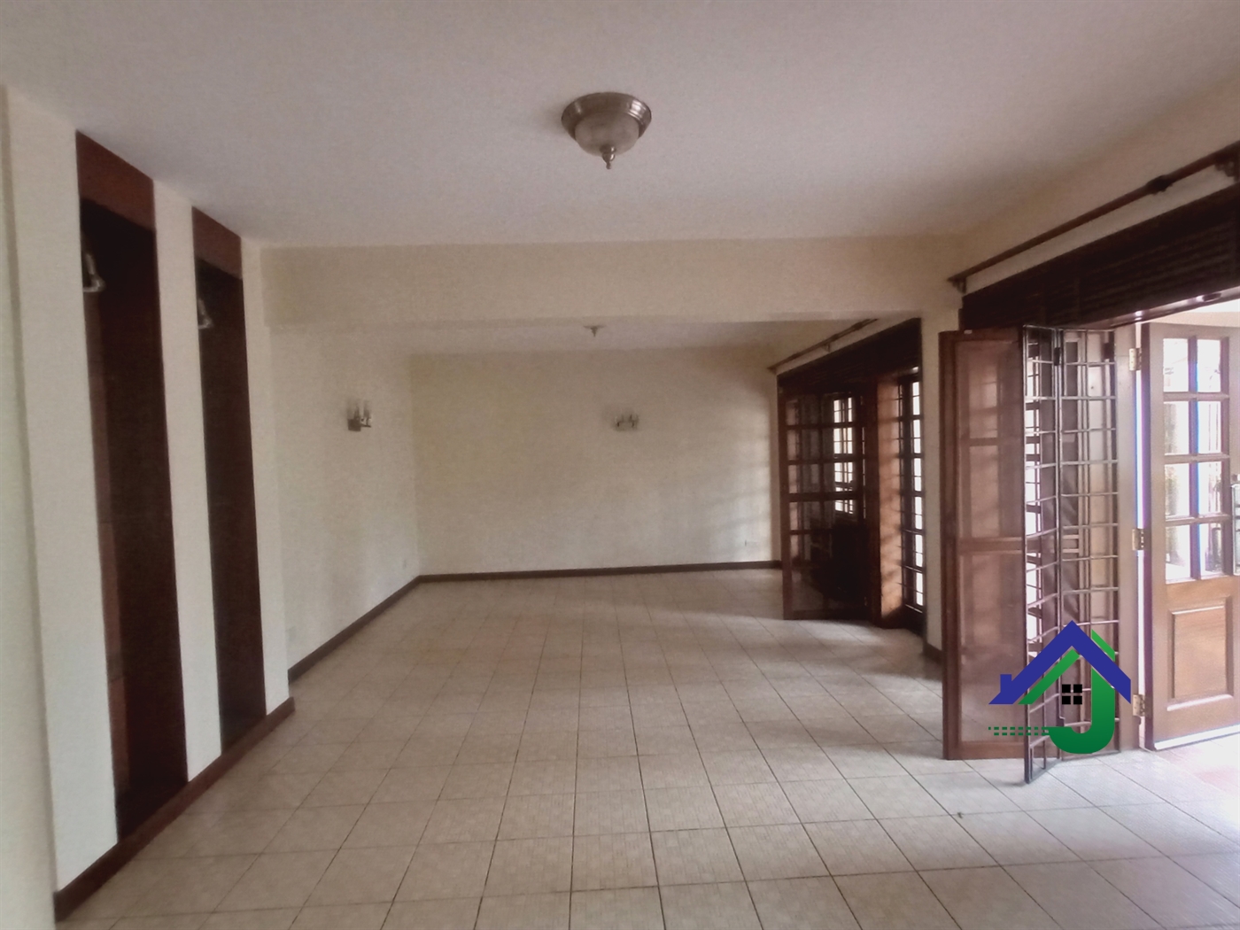 Duplex for rent in Bugoloobi Kampala