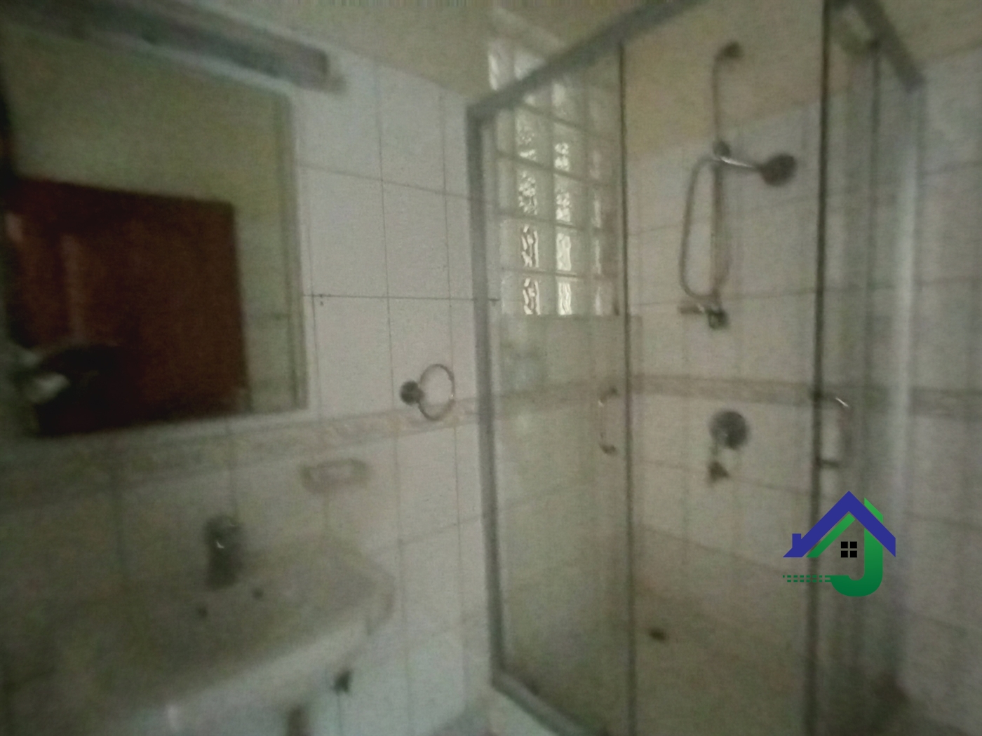 Duplex for rent in Bugoloobi Kampala