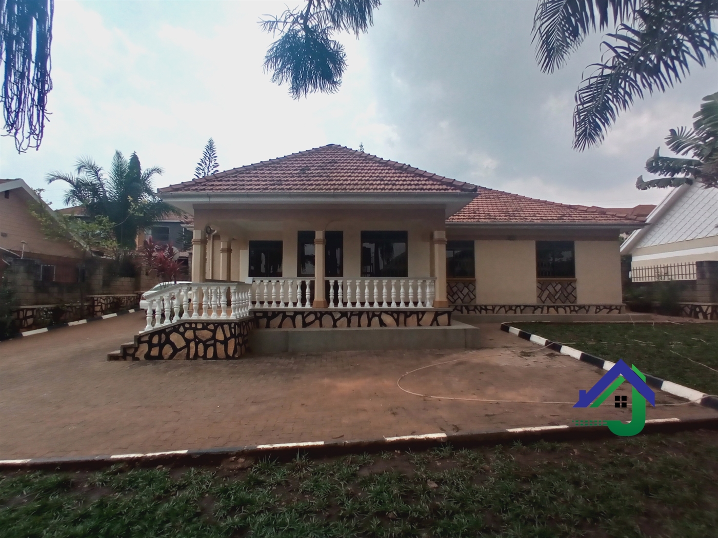 Bungalow for rent in Kiwaatule Kampala