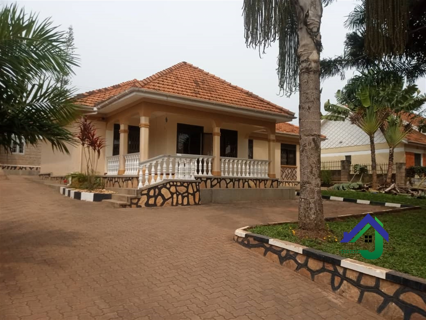 Bungalow for rent in Kiwaatule Kampala