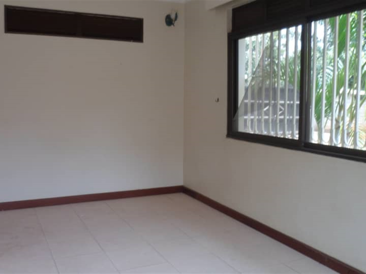 Bungalow for rent in Bugoloobi Kampala