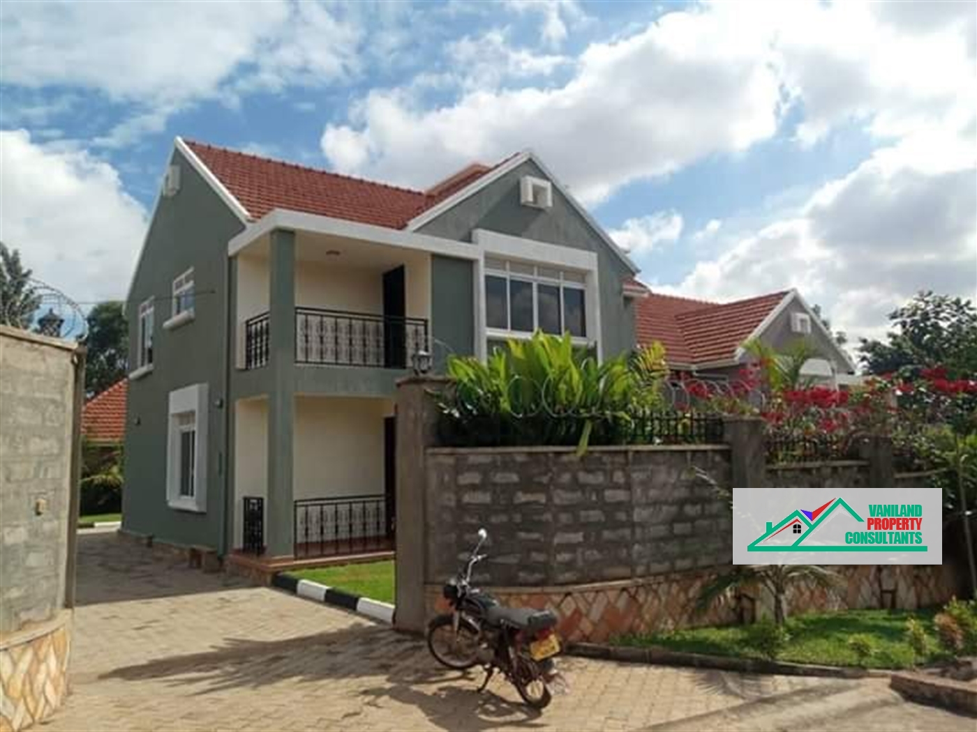 Mansion for sale in Kira Wakiso