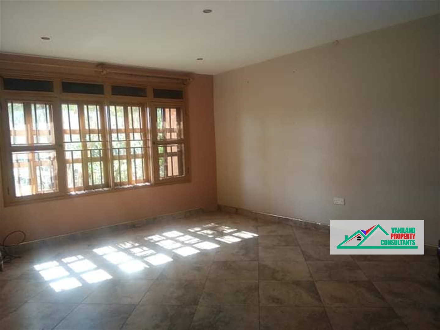 Duplex for rent in Kiwaatule Kampala