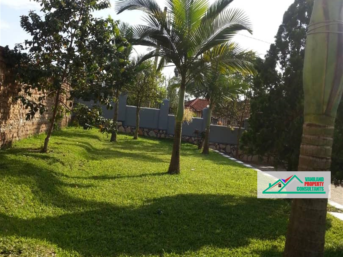 Mansion for sale in Kira Wakiso