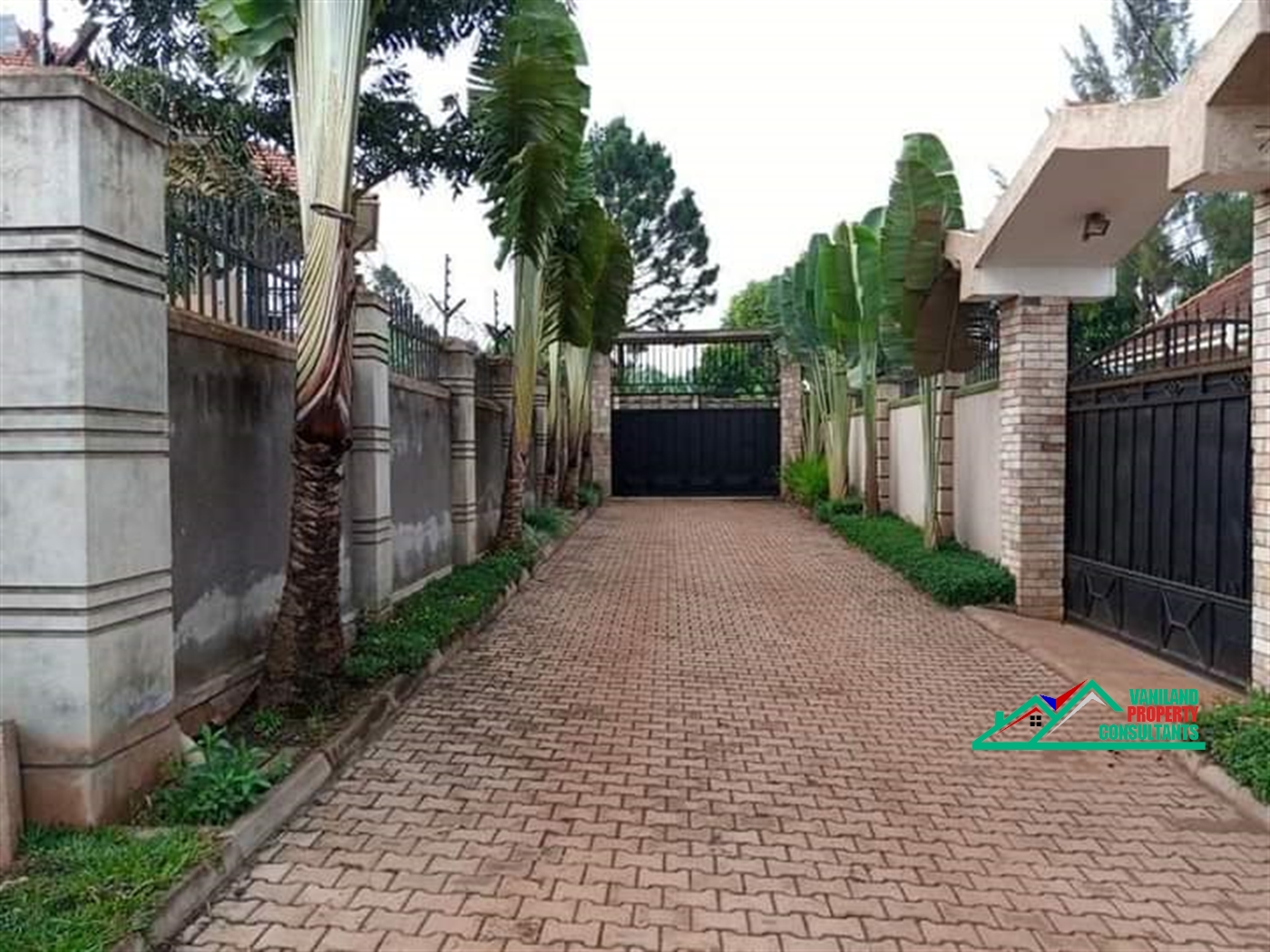 Storeyed house for sale in Namugongo Wakiso