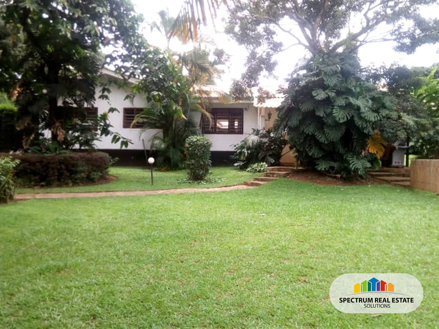 Bungalow for sale in Bugoloobi Kampala