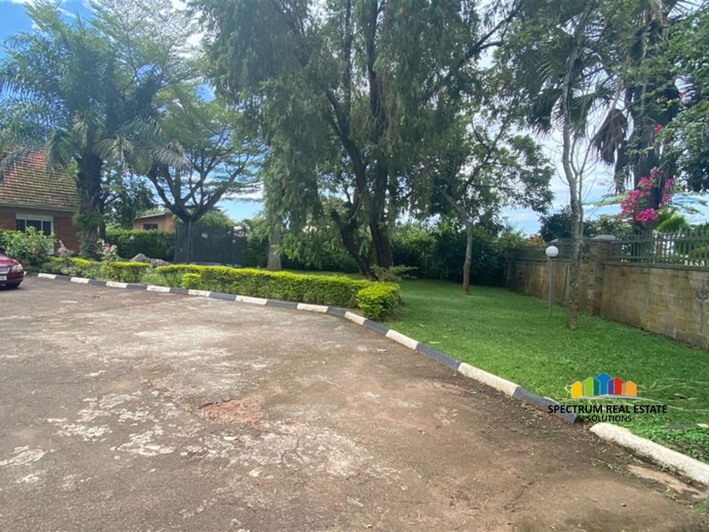 Bungalow for sale in Bugoloobi Kampala