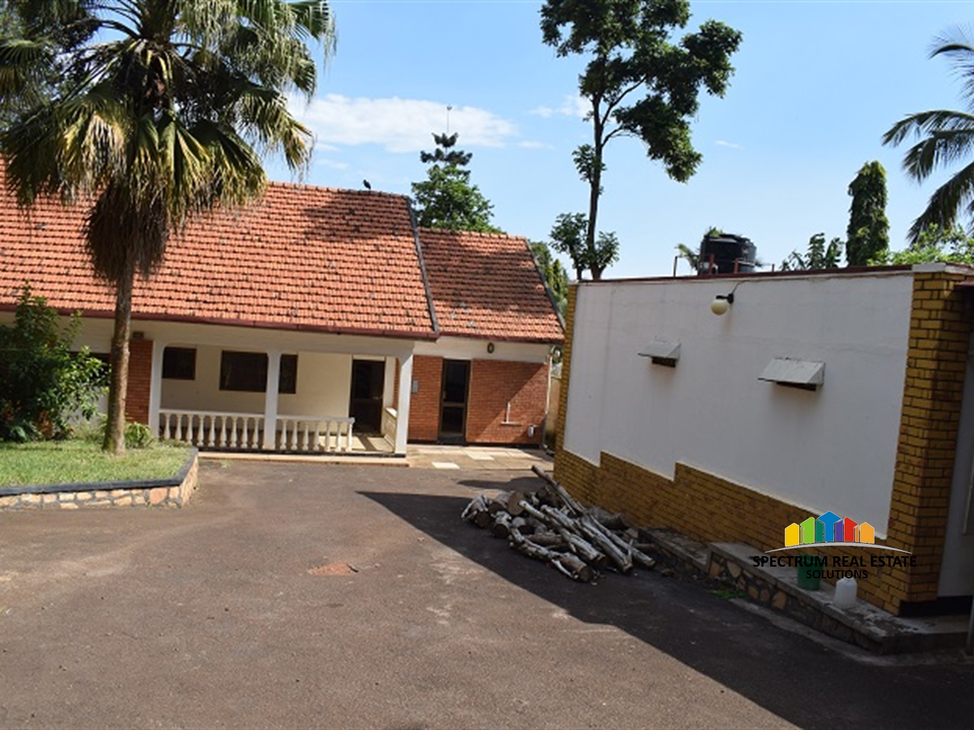 Bungalow for sale in Bugoloobi Kampala