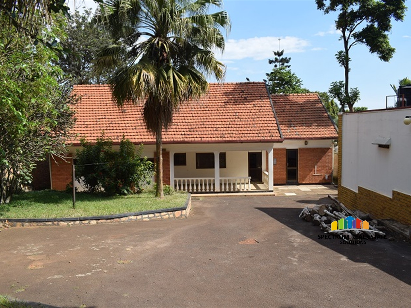 Bungalow for sale in Bugoloobi Kampala