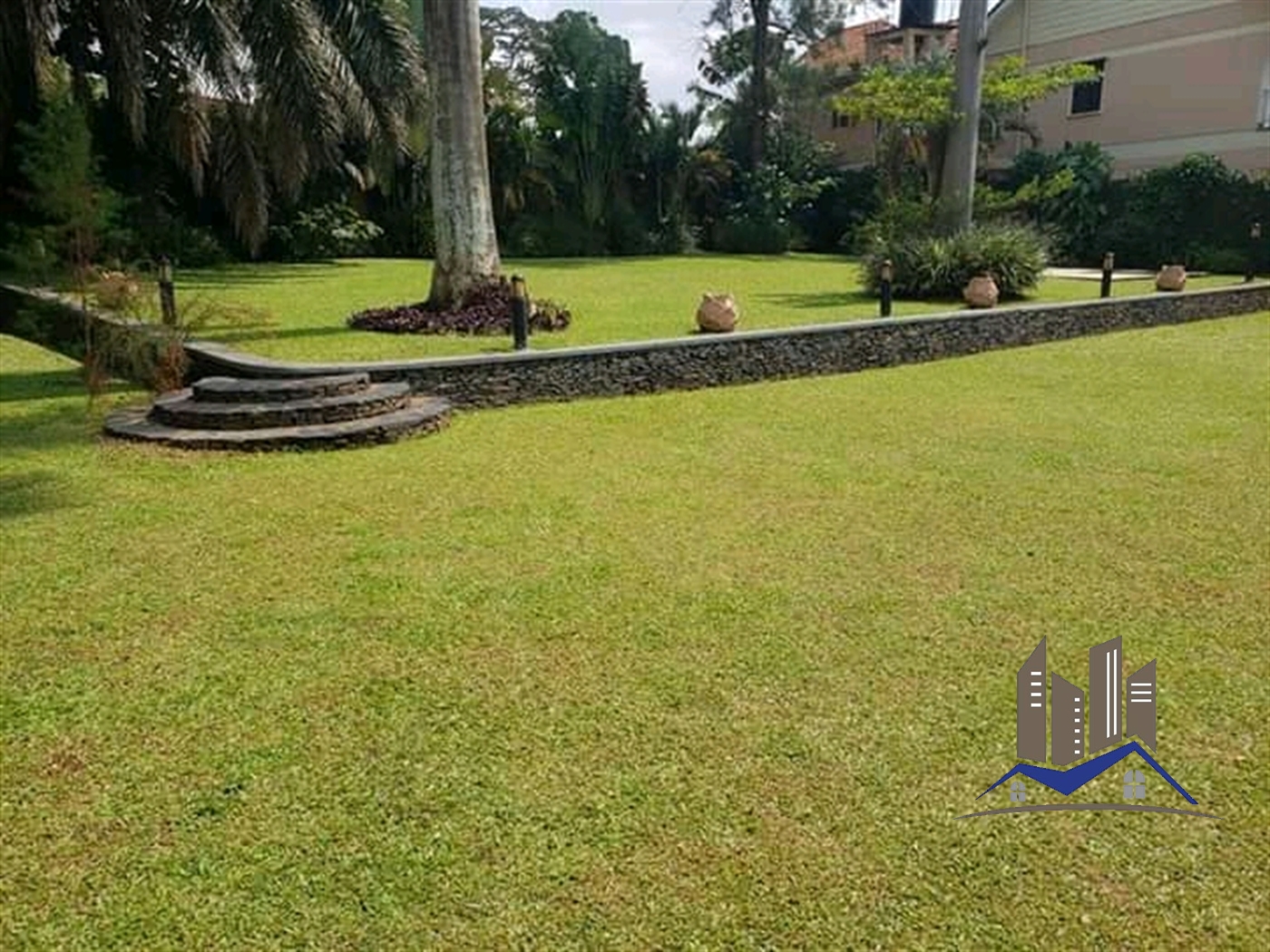 Bungalow for rent in Bugoloobi Kampala