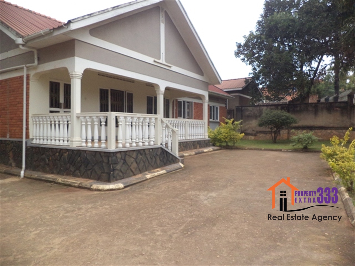 Bungalow for rent in Kiwaatule Kampala