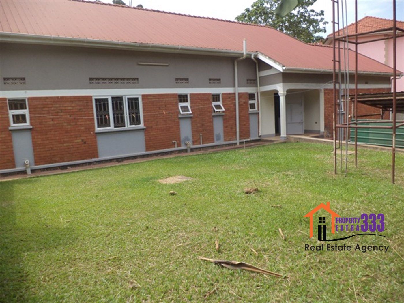 Bungalow for rent in Kiwaatule Kampala