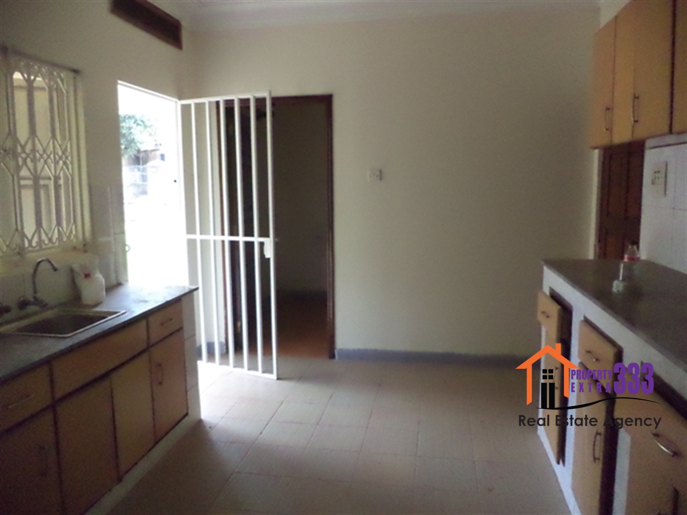 Bungalow for rent in Kiwaatule Kampala