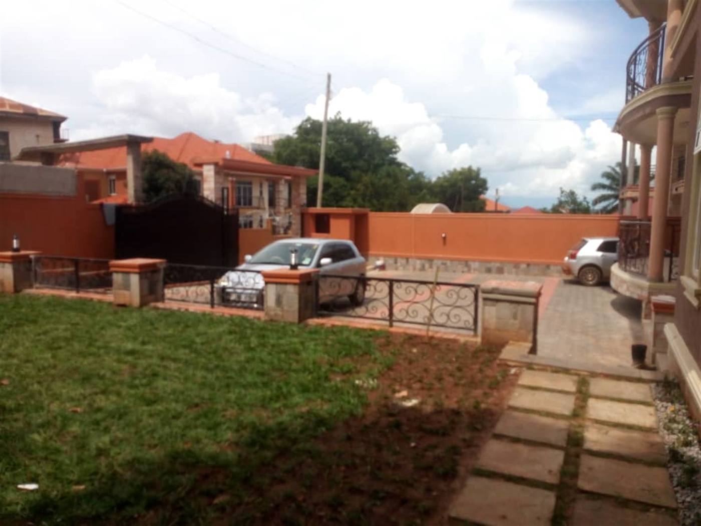 Villa for sale in Munyonyo Kampala