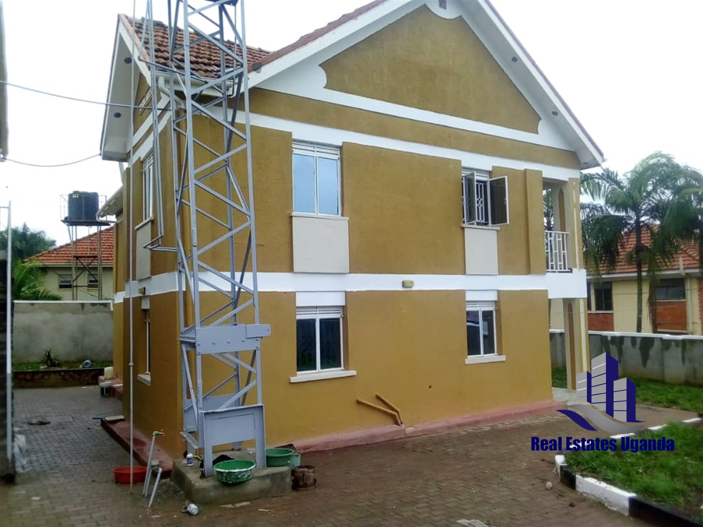 Storeyed house for rent in Mutungo Wakiso