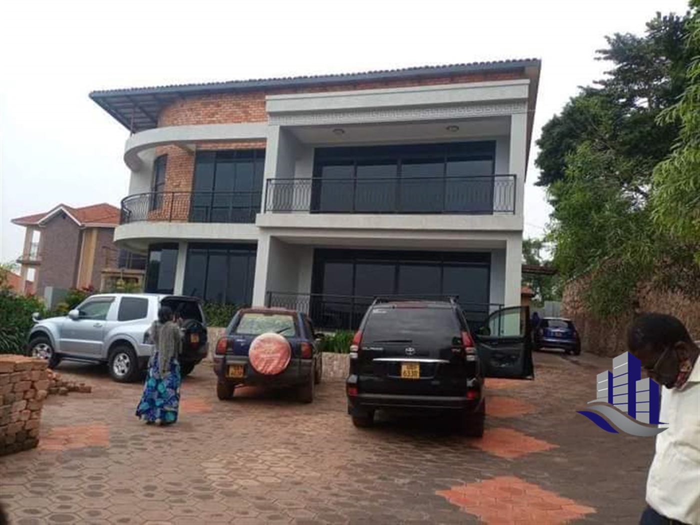 Storeyed house for sale in Munyonyo Kampala