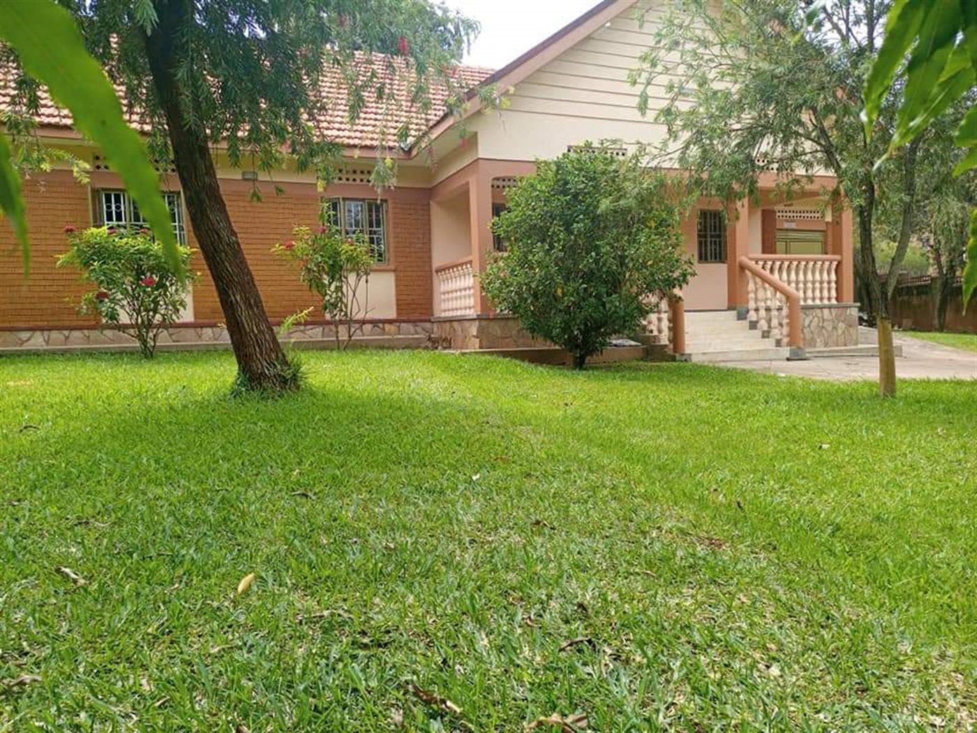 Bungalow for rent in Mutungo Kampala