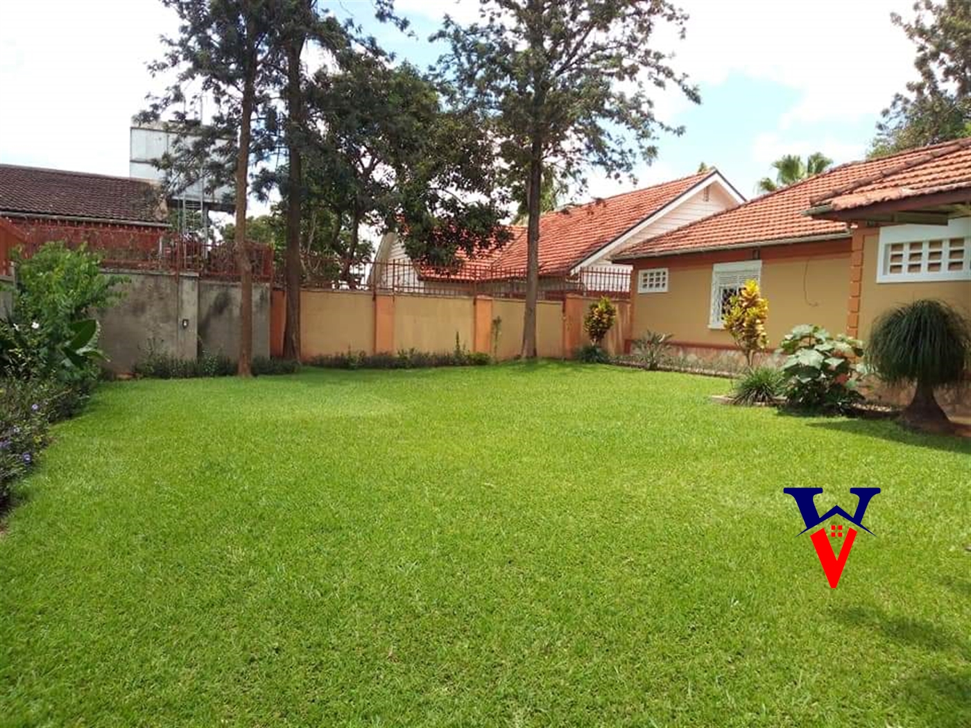 Bungalow for rent in Bugoloobi Kampala