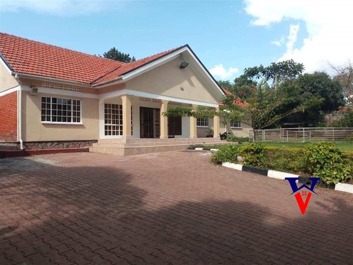 Bungalow for sale in Bugoloobi Kampala