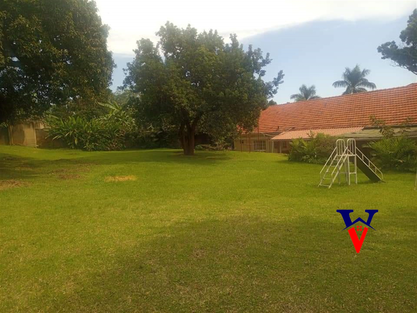 Bungalow for sale in Bugoloobi Kampala