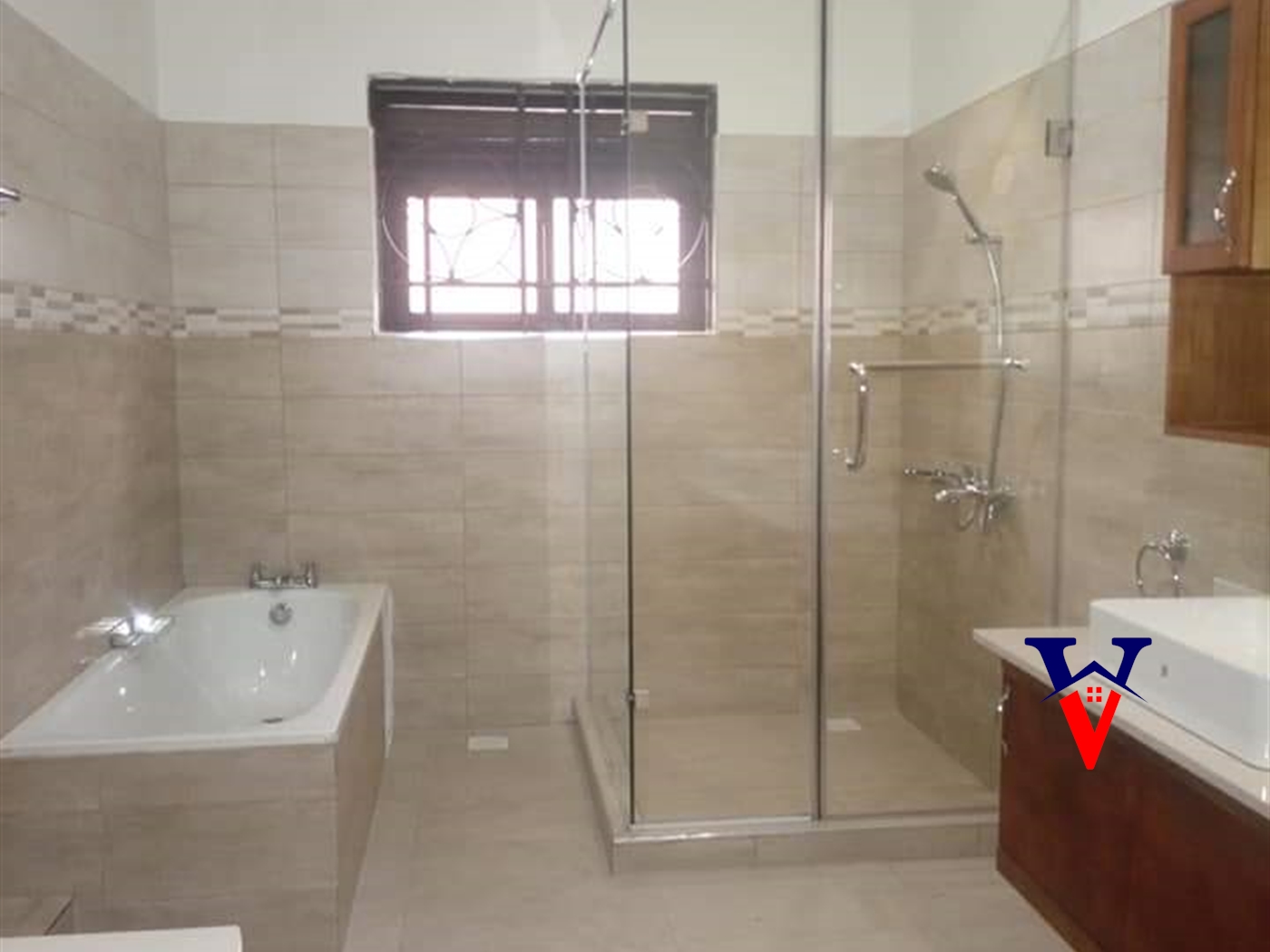 Storeyed house for rent in Bugoloobi Kampala