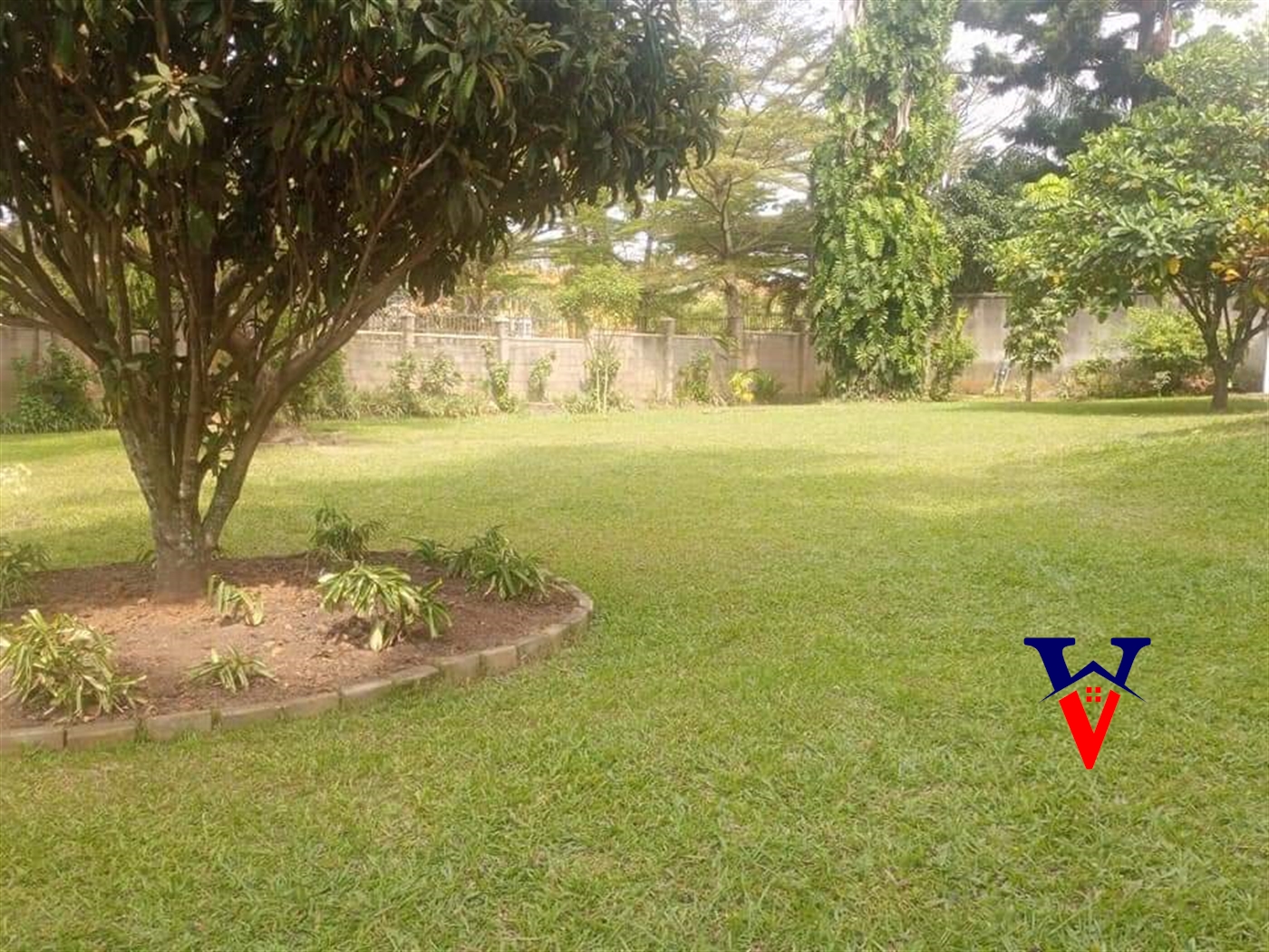 Storeyed house for rent in Bugoloobi Kampala