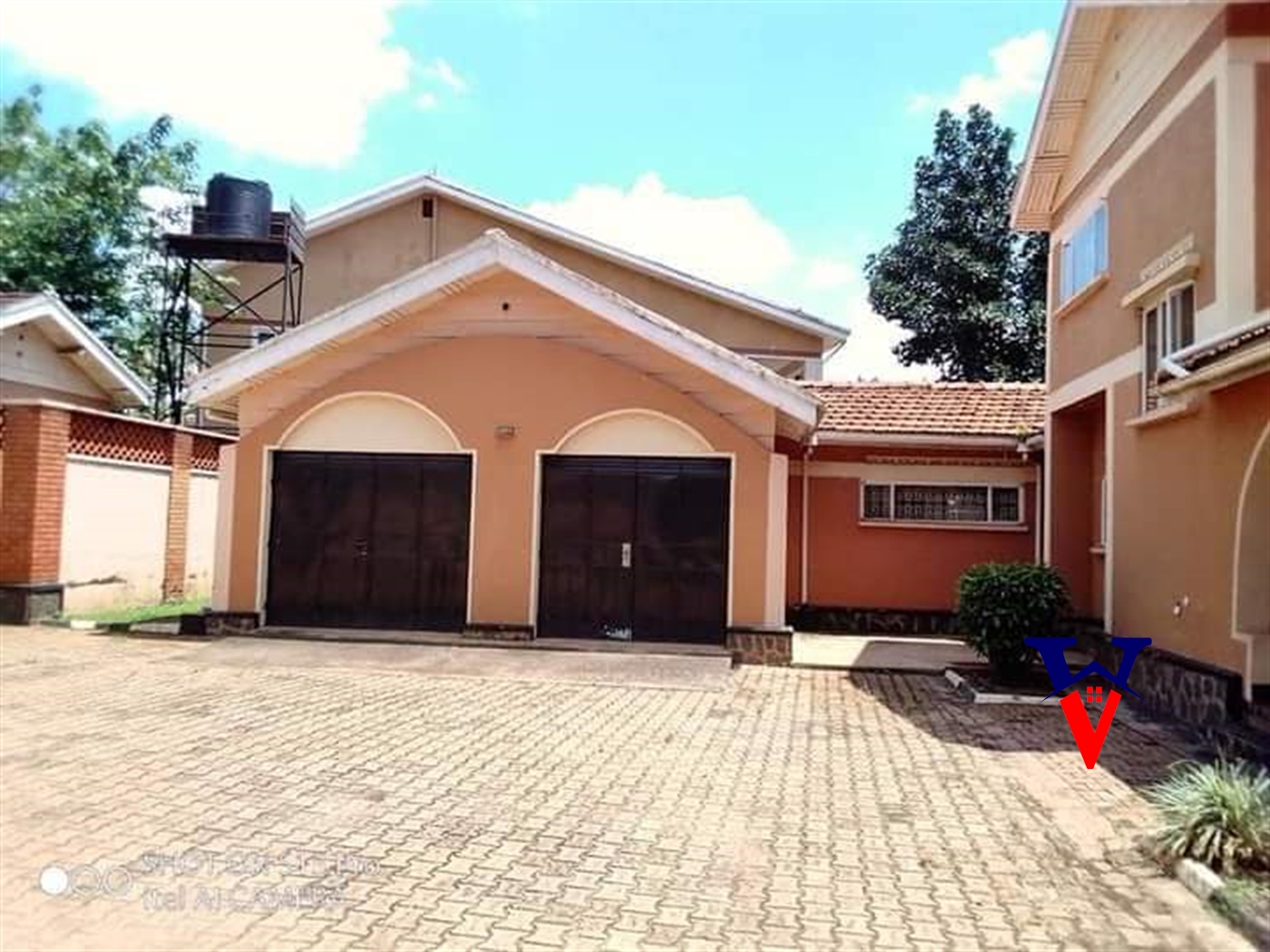 Storeyed house for rent in Bugoloobi Kampala