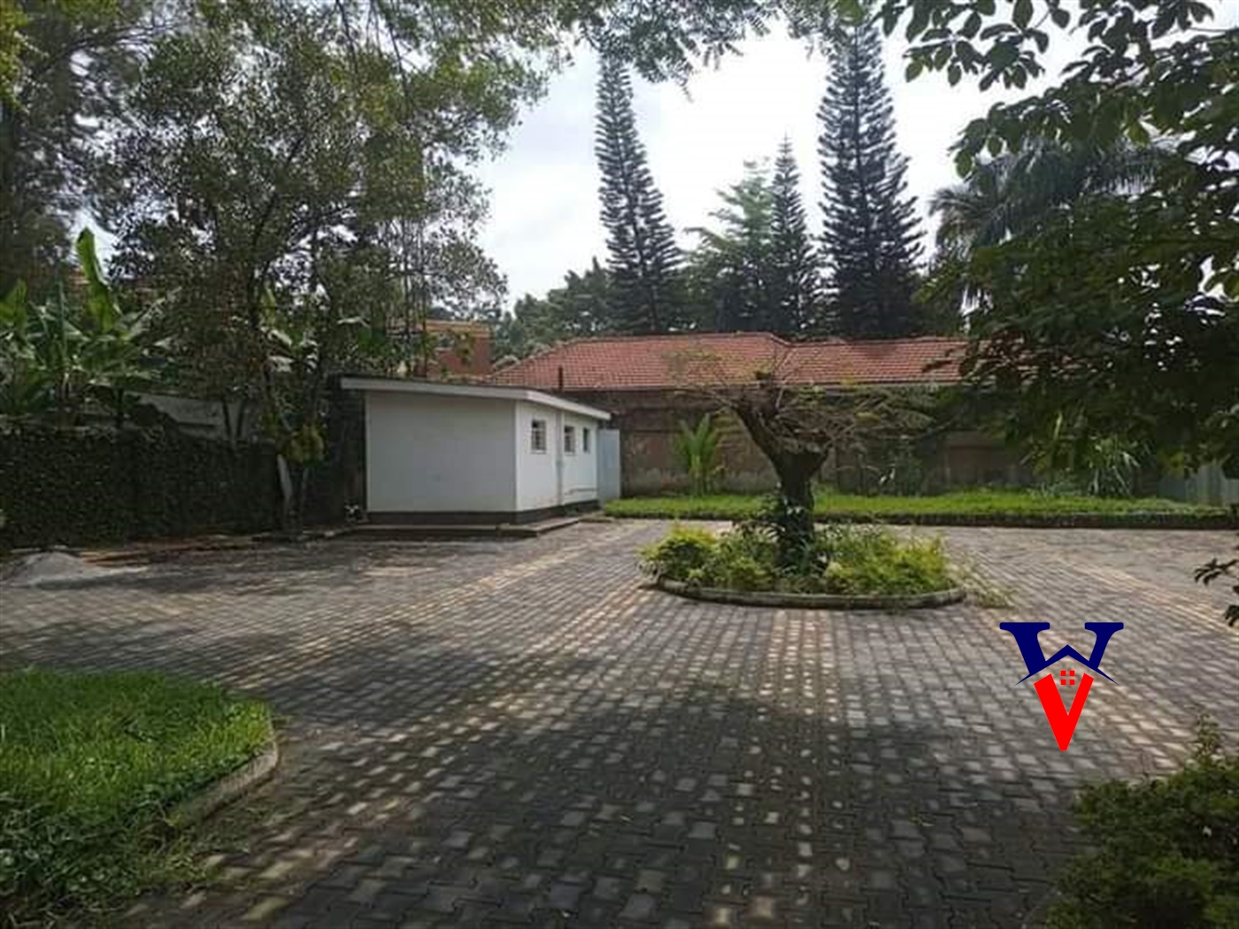 Storeyed house for sale in Bugoloobi Kampala