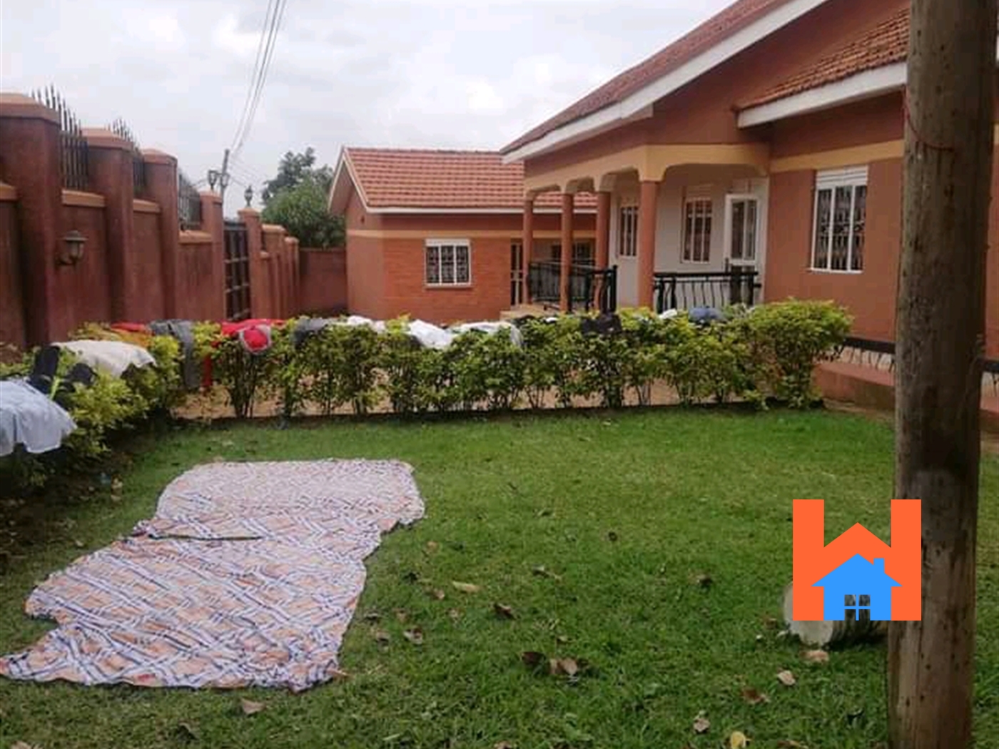 Bungalow for rent in Kiwaatule Kampala