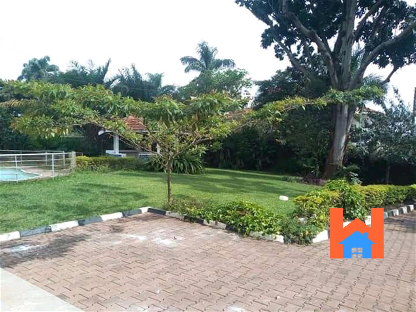 Bungalow for sale in Bugoloobi Kampala