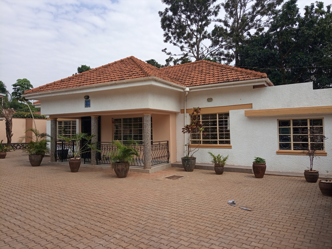 Bungalow for rent in Muyenga Kampala