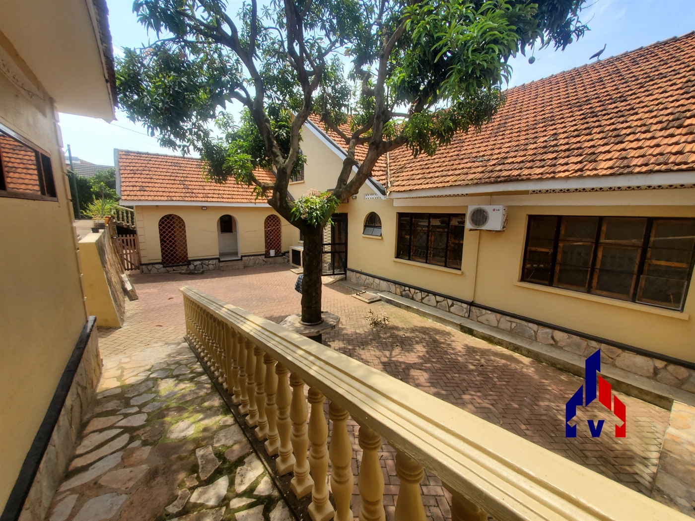 Bungalow for rent in Bugoloobi Kampala