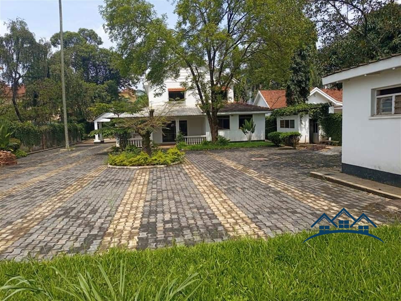 Bungalow for sale in Bugoloobi Kampala