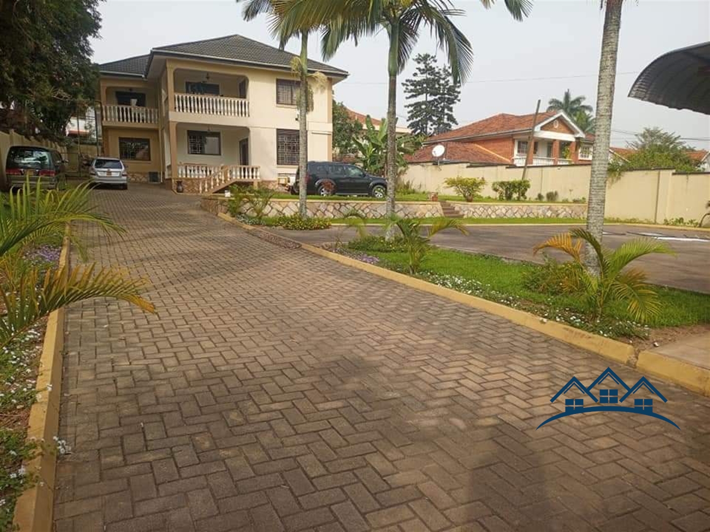 Storeyed house for sale in Bugoloobi Kampala