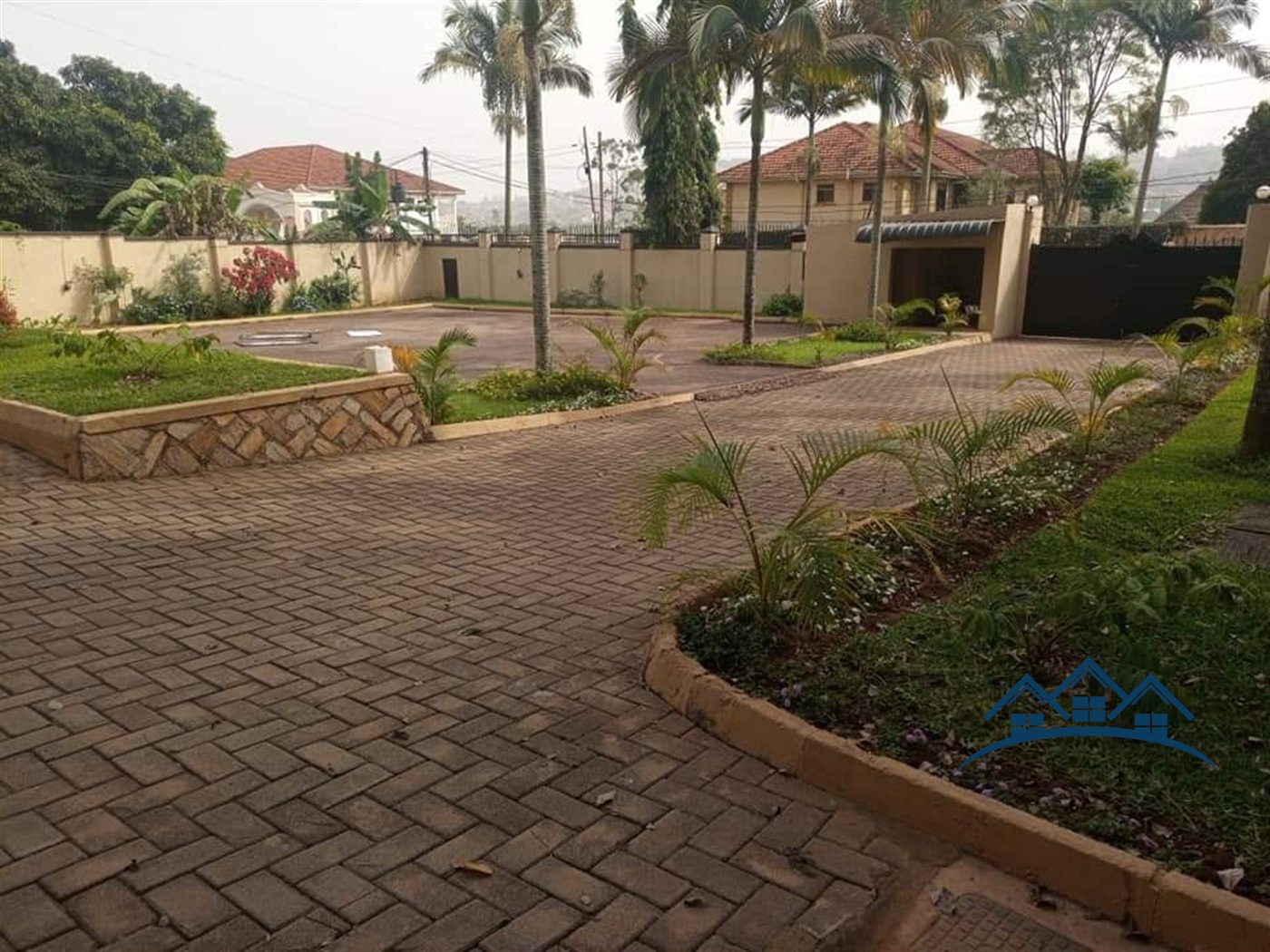 Storeyed house for sale in Bugoloobi Kampala