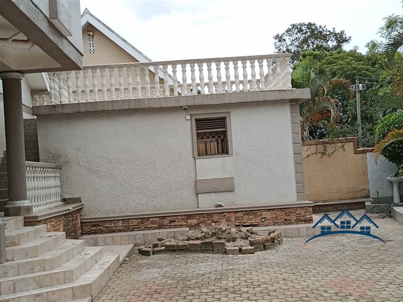 Storeyed house for sale in Kizungu Wakiso