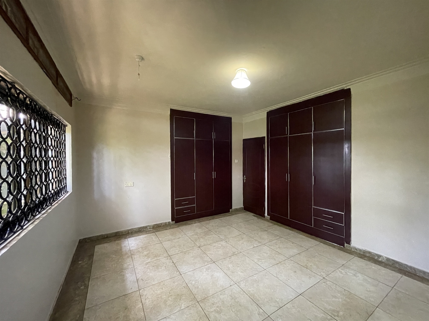 Bungalow for rent in Bugoloobi Kampala